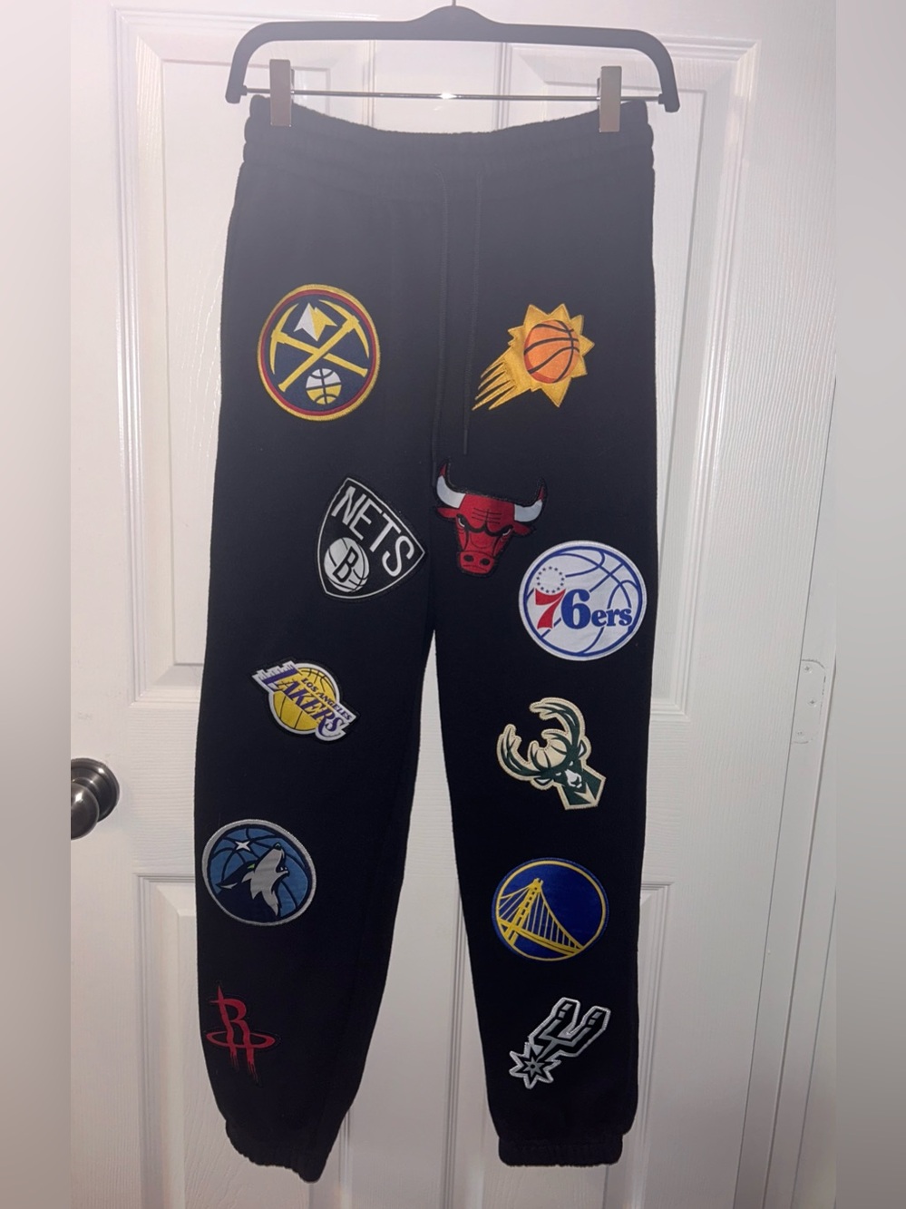 Unisex (Men’s S) Black NBA Team Logo Patch Jogger Sweatpsnts